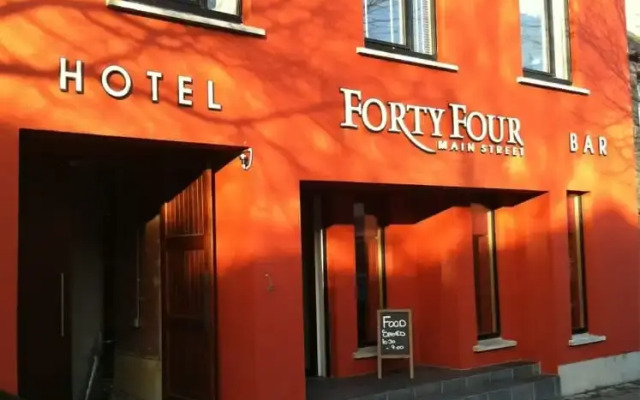 Отель Forty Four Main Street вид на фасад