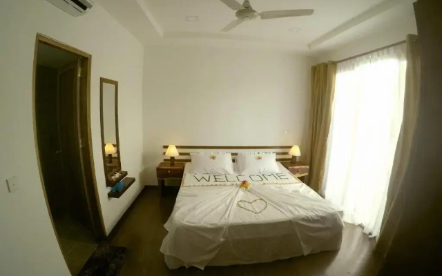 Отель Dhiffushi White Sand Beach