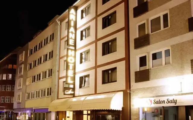 Отель Centro Hotel Ariane Германия, Кёльн - 5 отзывов об отеле, цены и фото номеров - забронировать отель Centro Hotel Ariane онлайн вид на фасад