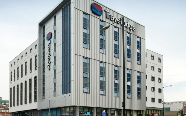 Отель Travelodge Manchester Central Arena вид на фасад