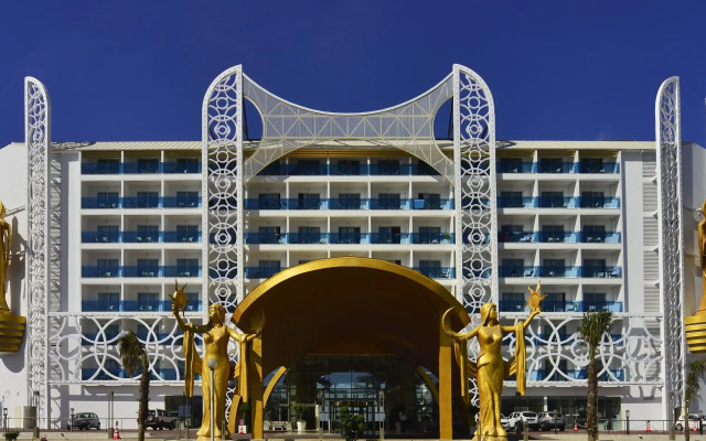 Отель Azura Deluxe Resort & Spa - All Inclusive вид на фасад