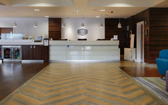 Отель Hampton by Hilton Exeter Airport интерьер отеля