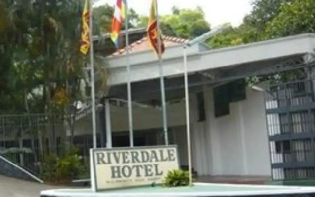 Riverdale Hotel Канди вид на фасад