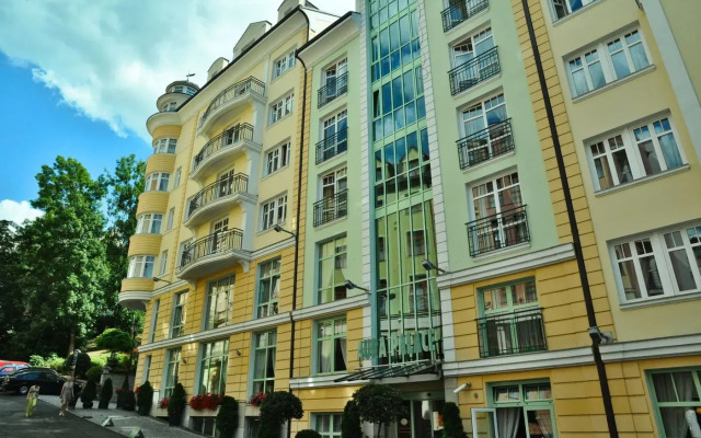 Отель Karlsbad Grande Madonna (Aura Palace) вид на фасад