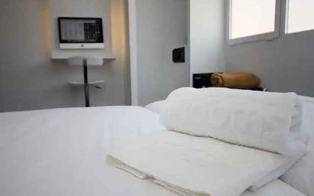 Отель Luxe Rooms сейф в номере