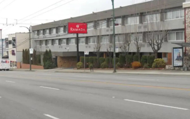 Отель Ramada Vancouver Exhibition Park Канада, Ванкувер - отзывы, цены и фото номеров - забронировать отель Ramada Vancouver Exhibition Park онлайн парковка