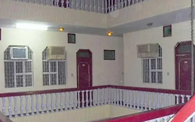 Hotel Raj Bed & Breakfast спортивное сооружение