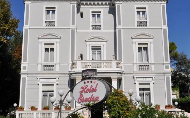 Отель Esedra Hotel Италия, Римини - 4 отзыва об отеле, цены и фото номеров - забронировать отель Esedra Hotel онлайн вид на фасад