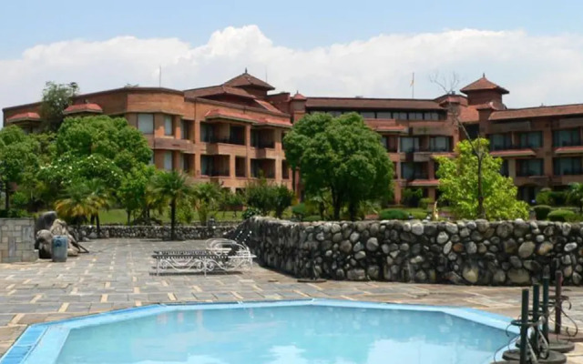 Отель The Fulbari Resort & Spa Непал, Покхара - отзывы, цены и фото номеров - забронировать отель The Fulbari Resort & Spa онлайн бассейн