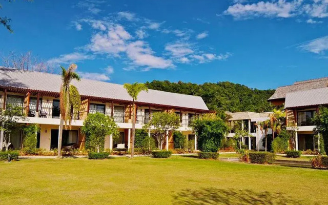 Отель Twin Lotus Resort and Spa - Adults Only Ланта