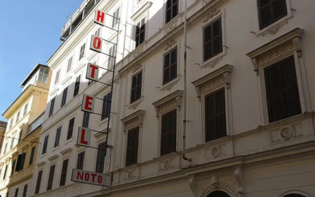 Raeli Hotel Noto вид на фасад