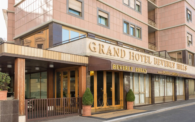 Hotel Beverly Hills вид на фасад