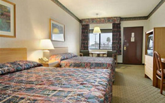 Travelodge by Wyndham Commerce Los Angeles Area 2