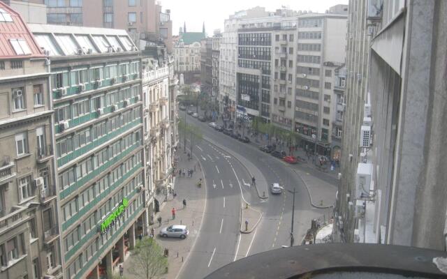 Отель Belgrade Republic Square Apartment Сербия, Белград - отзывы, цены и фото номеров - забронировать отель Belgrade Republic Square Apartment онлайн балкон