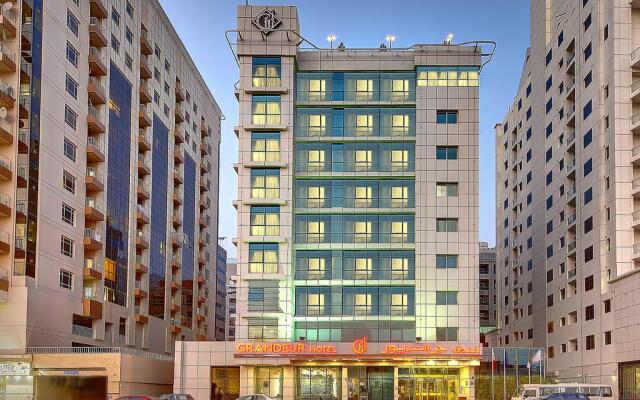 Grandeur Hotel вид на фасад
