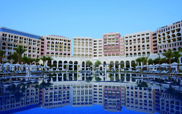 Отель The Ritz-Carlton Abu Dhabi Grand Canal Абу-Даби вид на фасад