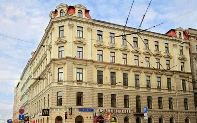 Отель Cinnamon Sally Backpackers Hostel Латвия, Рига - отзывы, цены и фото номеров - забронировать отель Cinnamon Sally Backpackers Hostel онлайн вид на фасад