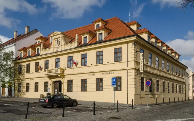 Hotel Hejtmanský Dvůr Сланы вид на фасад