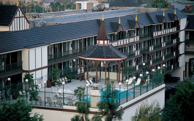 Anaheim Camelot Inn & Suites 1
