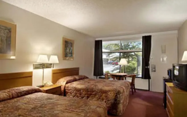 Howard Johnson Inn And Suites Columbus