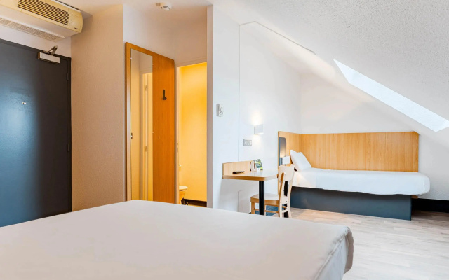 Отель B&B Poitiers 3 Futuroscope