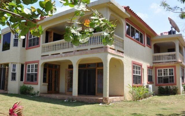Отель Paradise Majestic Beachfront вид на фасад