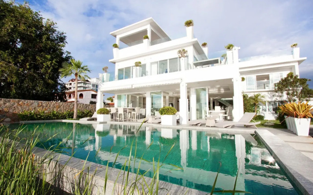 Отель Luxury 5 star beach villa 8 beds бассейн