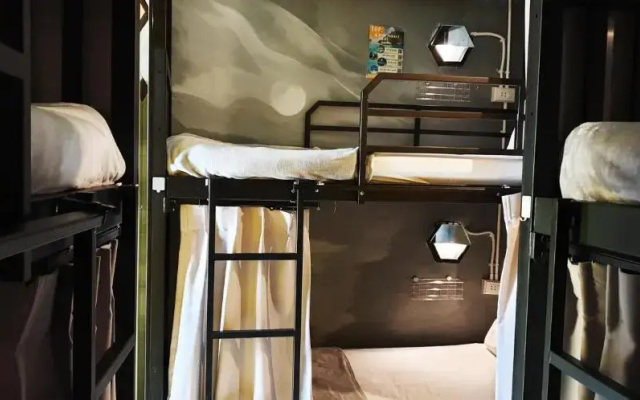 Beehive Phuket Old Town - Hostel