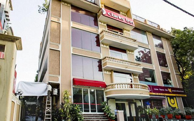 Отель Clarks Inn Nehru Place вид на фасад