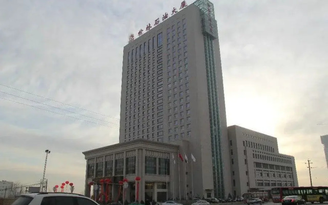 Yu Lin Petroleum Hotel вид на фасад
