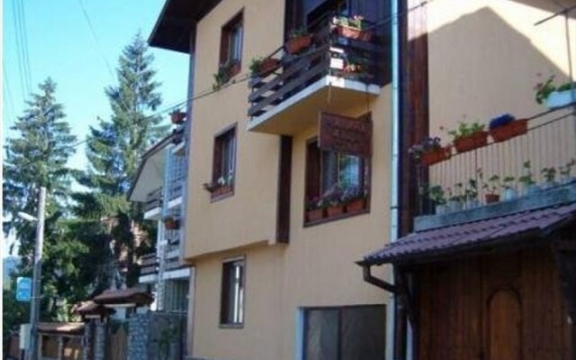 Отель Guest house Traikovi Банско вид на фасад
