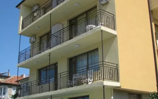 Chris Hotel Sveti Vlas вид на фасад