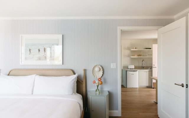Bay Shores Peninsula Hotel