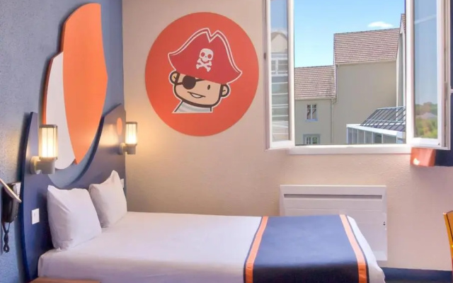 Explorers Hotel