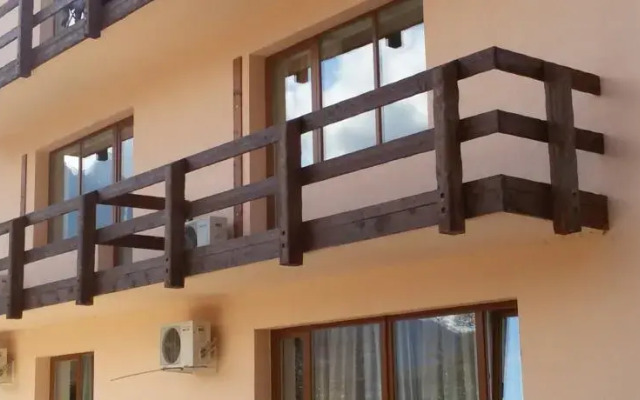Гостиница Uyutny Ugolok Apartments в Красной Поляне отзывы, цены и фото номеров - забронировать гостиницу Uyutny Ugolok Apartments онлайн Красная Поляна вид на фасад
