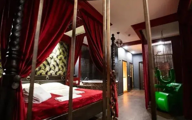 Red Room Hotel
