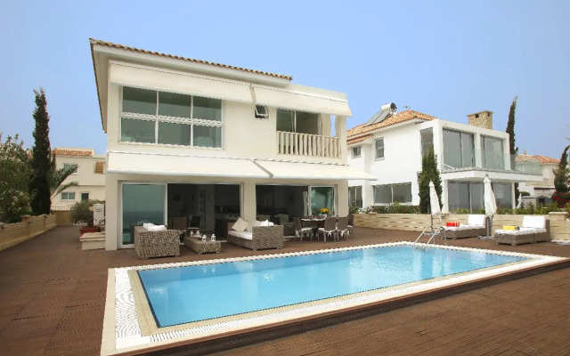 Отель Leonies By The Sea Villa бассейн
