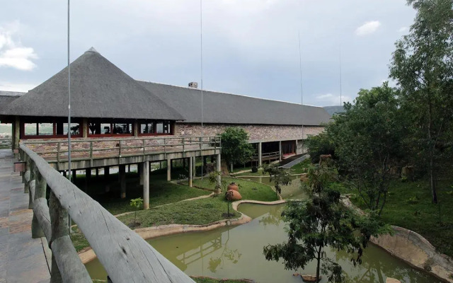 Отель Pululukwa Lodge