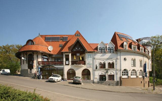 Отель Bástya Wellness Hotel Венгрия, Силвашварад - 2 отзыва об отеле, цены и фото номеров - забронировать отель Bástya Wellness Hotel онлайн вид на фасад