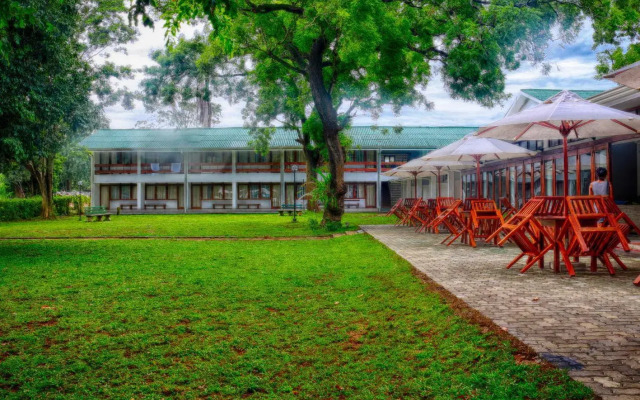 Отель Nuwarawewa Rest House пляж
