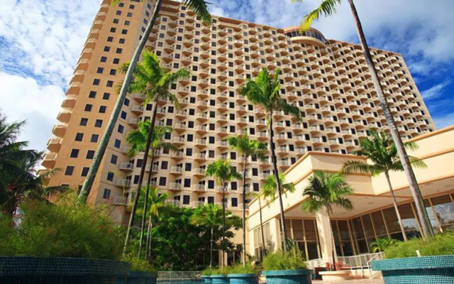 Отель Outrigger Guam Beach Resort Тамунинг вид на фасад