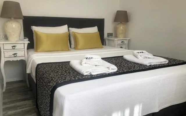 Alacati Albatross Hotel