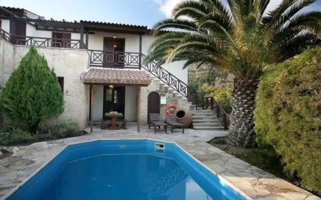 Отель Z and X Holiday Villas бассейн