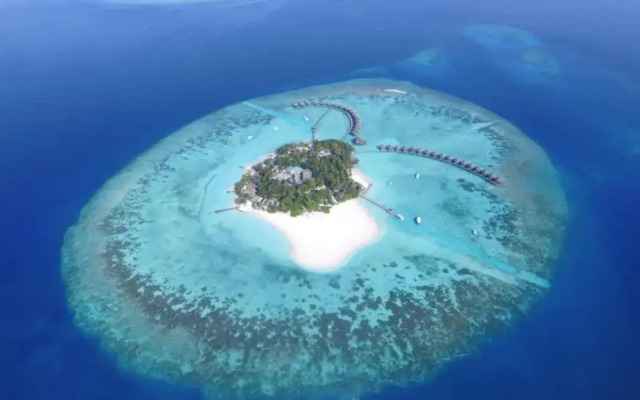 Отель Thulhagiri Island Resort бассейн