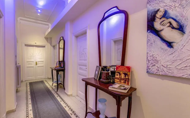 C. Luxury Palace & Hostel удобства в номере