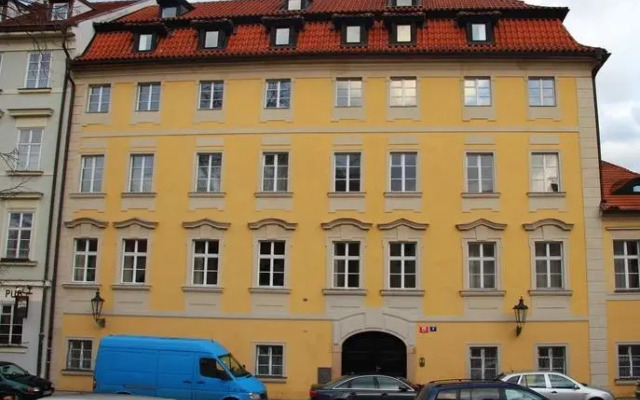 Charles Bridge International Hostel Прага вид на фасад