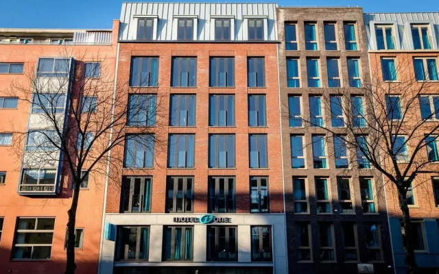 Отель Motel One Amsterdam Waterlooplein вид на фасад