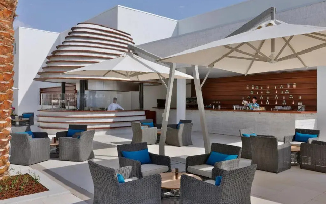 Курортный отель Hilton Abu Dhabi Yas Island