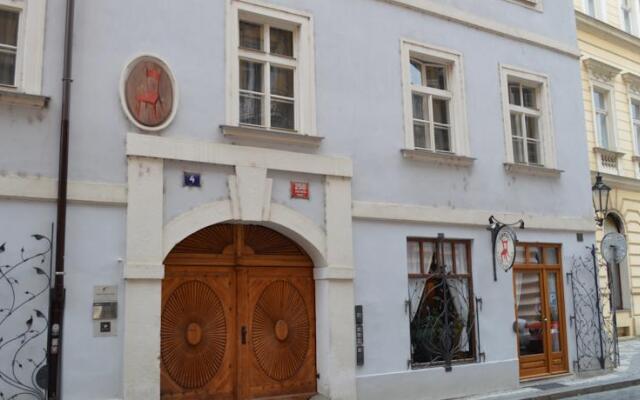 Отель U Cervene zidle - Red Chair Hotel Чехия, Прага - 8 отзывов об отеле, цены и фото номеров - забронировать отель U Cervene zidle - Red Chair Hotel онлайн вид на фасад