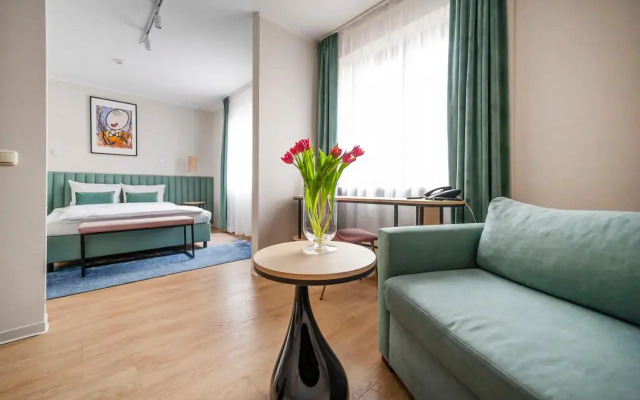 Hotel H12